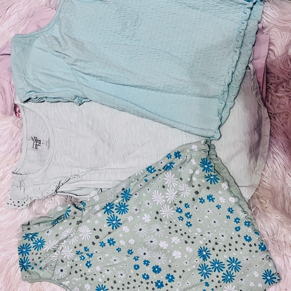 Lot of 27 girls shirts size 7s, 8s and some 7/8s. - Picture 4 of 8